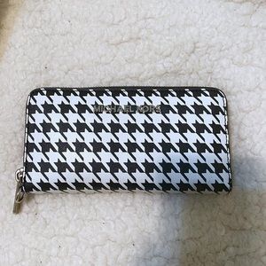 Michael Kors Jet Set Travel Houndstooth Wallet